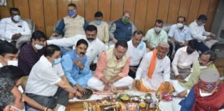 मुख्यमंत्री पुष्कर धामी ने विधानसभा स्थित मुख्यमंत्री कार्यालय में पूजा अर्चना कर की शासकीय कार्य की शुरूआत