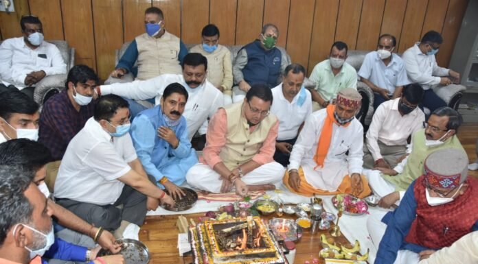 मुख्यमंत्री पुष्कर धामी ने विधानसभा स्थित मुख्यमंत्री कार्यालय में पूजा अर्चना कर की शासकीय कार्य की शुरूआत