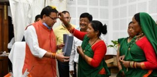 ट्राइफेड द्वारा आयोजित रक्षा बंधन कार्यक्रम में शामिल हुए सीएम पुष्कर धामी