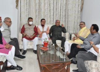 देहरादून की मलिन बस्तियों से अतिक्रमण न हटाये जाने के निर्णय पर विधायकों ने जताया मुख्यमंत्री का आभार