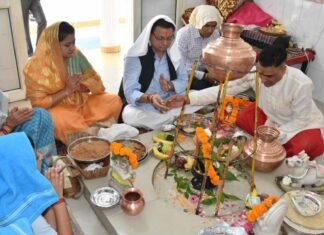 सीएम पुष्कर धामी ने अपने आवास पर शिव मंदिर में पूजा अर्चना कर प्रदेश की सुख समृद्धि की कामना