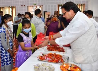 मुख्यमंत्री पुष्कर धामी नारी निकेतन से आई बालिकाओं और माताओं-बहनों से बंधवाई राखी