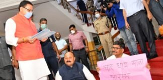 विधानसभा भवन परिसर में कांग्रेस विधायक बैठ धरने पर,सीएम पुष्कर धामी ने दिया भरोसा मांगें जल्द होंगी पूरी