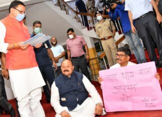 विधानसभा भवन परिसर में कांग्रेस विधायक बैठ धरने पर,सीएम पुष्कर धामी ने दिया भरोसा मांगें जल्द होंगी पूरी