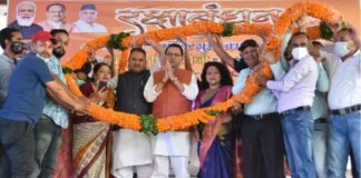 देहरादून के गुनियालगांव में आयोजित रक्षाबंधन कार्यक्रम में सीएम पुष्कर धामी एवं मंत्री गणेश जोशी को बहनों ने बांधा रक्षा सूत्र