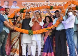 देहरादून के गुनियालगांव में आयोजित रक्षाबंधन कार्यक्रम में सीएम पुष्कर धामी एवं मंत्री गणेश जोशी को बहनों ने बांधा रक्षा सूत्र
