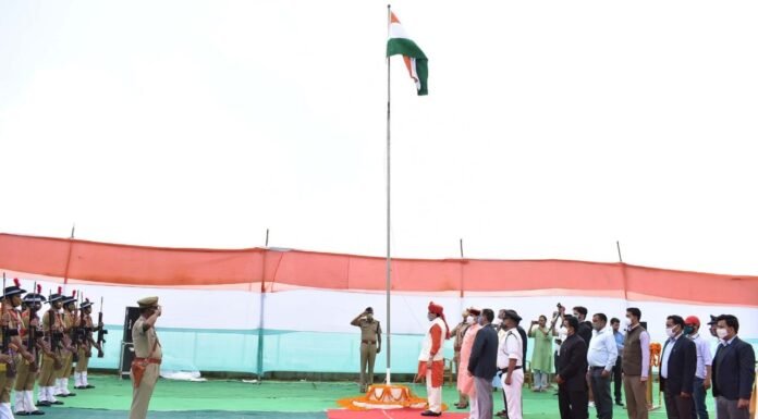 स्वतंत्रता दिवस के अवसर पर सीएम धामी ने संकल्प लेने का आह्वान किया कि राष्ट्र निर्माण और राष्ट्र सेवा के लक्ष्य में अपना शत्-प्रतिशत योगदान देंगे
