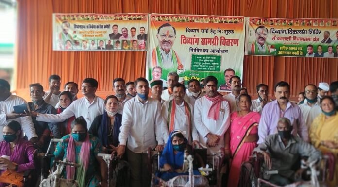 पूर्व मंत्री शूरवीर सिंह सजवाण एवं कांग्रेस प्रदेश महासचिव राजपाल खरोला ने दिव्यांग जनों को प्रदान की ट्राई साइकिल व अन्य उपकरण