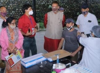 कैबिनेट मंत्री गणेश जोशी ने चंद्रोटी,गढ़ी कैंट सालावाला एवं गजियावाला में कोविड टीकाकरण केंद्रों का किया औचक निरीक्षण