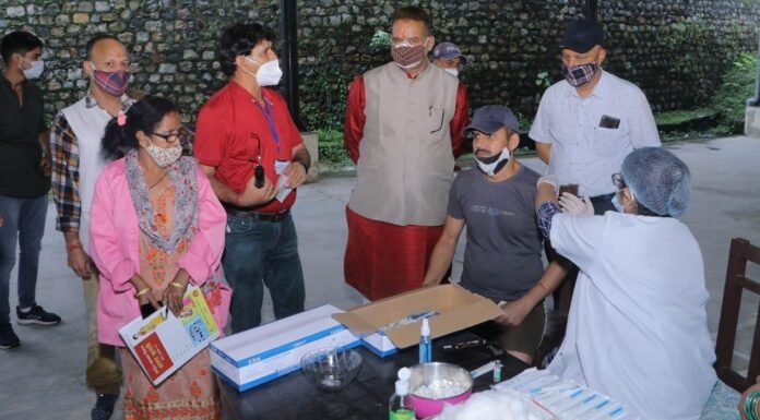 कैबिनेट मंत्री गणेश जोशी ने चंद्रोटी,गढ़ी कैंट सालावाला एवं गजियावाला में कोविड टीकाकरण केंद्रों का किया औचक निरीक्षण