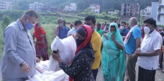 कैबिनेट मंत्री गणेश जोशी ने वीर गब्बर सिंह बस्ती में जरूरतमंद लोगों को वितरित की खाद्य सामाग्री