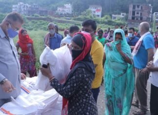 कैबिनेट मंत्री गणेश जोशी ने वीर गब्बर सिंह बस्ती में जरूरतमंद लोगों को वितरित की खाद्य सामाग्री