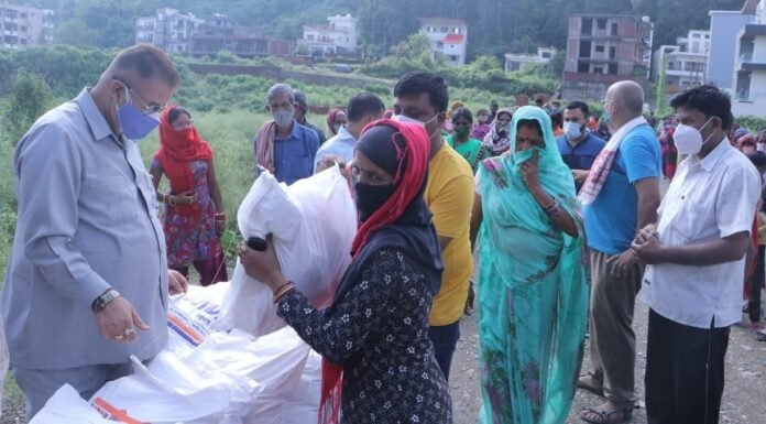 कैबिनेट मंत्री गणेश जोशी ने वीर गब्बर सिंह बस्ती में जरूरतमंद लोगों को वितरित की खाद्य सामाग्री