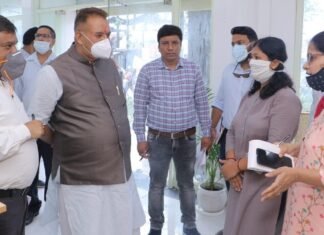 कैबिनेट मंत्री गणेश जोशी ने किया जिला उद्योग केंद्र का औचक निरीक्षण,कार्य व्यस्था का लिया जायज़ा