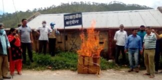 जागेश्वर धाम में पुजारियों के साथ अभ्रदता करने वाले भाजपा सांसद के खिलाफ उत्तराखण्ड में प्रदर्शन,कांग्रेस ने कहा भाजपा इस व्यवहार के लिये सार्वजनिक रूप से मांगे मांफी