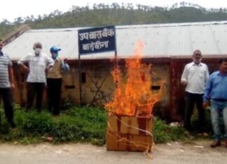 जागेश्वर धाम में पुजारियों के साथ अभ्रदता करने वाले भाजपा सांसद के खिलाफ उत्तराखण्ड में प्रदर्शन,कांग्रेस ने कहा भाजपा इस व्यवहार के लिये सार्वजनिक रूप से मांगे मांफी