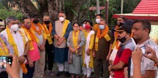 अफगानिस्तान से गांव लौटे लोगों का कैबिनेट मंत्री गणेश जोशी ने किया पुष्पमाला से स्वागत