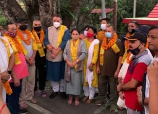 अफगानिस्तान से गांव लौटे लोगों का कैबिनेट मंत्री गणेश जोशी ने किया पुष्पमाला से स्वागत