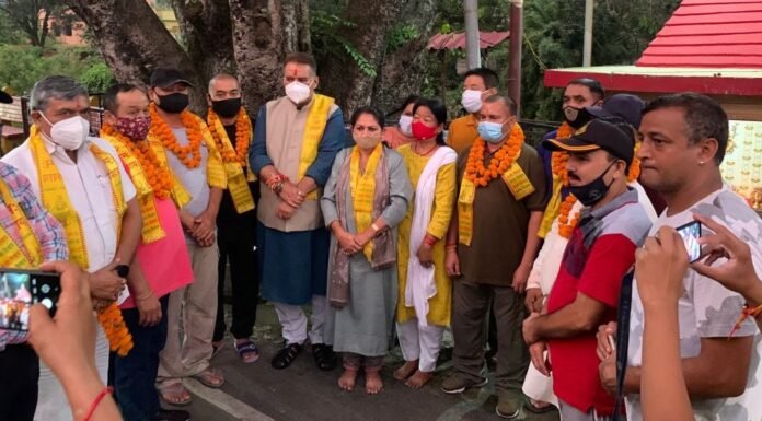 अफगानिस्तान से गांव लौटे लोगों का कैबिनेट मंत्री गणेश जोशी ने किया पुष्पमाला से स्वागत