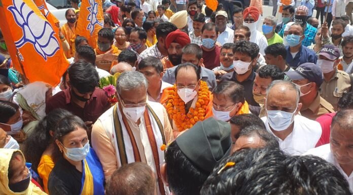 जन आशीर्वाद यात्रा के दौरान पूर्व सीएम त्रिवेन्द्र सिंह रावत ने केंद्रीय रक्षा व पर्यटन राज्यमंत्री अजय भट्ट का किया स्वागत कहा,रक्षा एवं पर्यटन के क्षेत्र में श्री भट्ट के अनुभवों का प्रदेश को मिलेगा लाभ