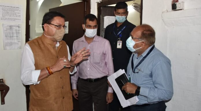 मुख्यमंत्री पुष्कर धामी ने किया देहरादून नगर निगम कार्यालय का औचक निरीक्षण,लोगों की समस्याओं का त्वरित समाधान करने के दिए निर्देश