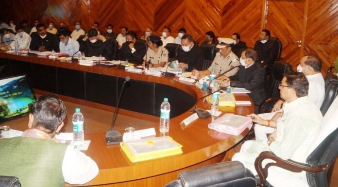 मुख्यमंत्री पुष्कर धामी का अधिकारियों को निर्देश,अधिकारी सकारात्मक सोच से करें जनसमस्याओं का निस्तारण