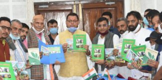मुख्यमंत्री पुष्कर धामी ने किया ‘बीज बम अभियान’ एवं ‘गढ़ भोज’अभियान पुस्तकों का लोकार्पण