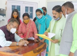 कैबिनेट मंत्री गणेश जोशी ने ‘मैक्सिमम गवर्नेंस’ के तहत आयोजित जनता दरबार में विभिन्न क्षेत्रों से आए लोगों की सुनी समस्याएं