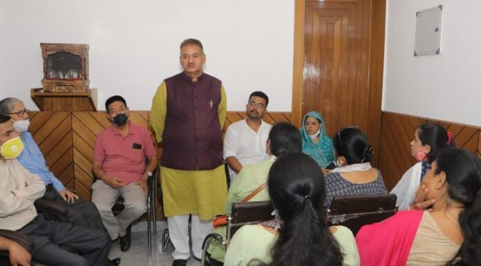 कैबिनेट मंत्री गणेश जोशी ने सीएम के मलिन बस्तियों को अभयदान देने पर अयोजित होने जा रहे धन्यवाद कार्यक्रम की रूपरेखा की तैयार