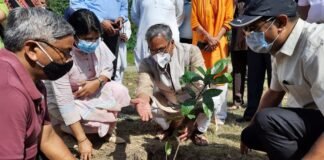 पूर्व मुख्यमंत्री त्रिवेंद्र रावत ने छावनी परिषद गढ़ी कैंट में किया वृक्षारोपण कहा,हर व्यक्ति एक पेड़ लगाने को अपना कर्तव्य समझे