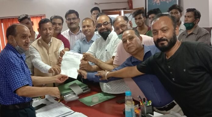 कैंट विधानसभा क्षेत्र के लोग बंदरों से परेशान,कांग्रेस प्रतिनिधिमंडल ने डीएफओ को दिया ज्ञापन,बंदरों से दिलाए निजात,नहीं तो कांग्रेस कार्यकर्ता वन विभाग में देंगे धरना