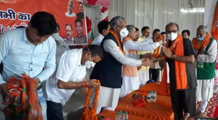 पूर्व मुख्यमंत्री त्रिवेंद्र रावत की मौजदूगी में डोईवाला में दर्जनों लोगों ने की भाजपा की सदस्यता ग्रहण,त्रिवेंद्र रावत ने कहा हमने कमजोर तबके की आर्थिक तरक्की के लिए किया कार्य