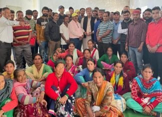 गढ़वाल श्रीनगर विधानसभा में चौथान-चोपड़ा कोट क्षेत्र में भाजपा और कांग्रेस का साथ छोड़कर सैकड़ों नेताओं ने थामा यूकेडी का दामन