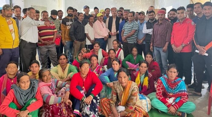 गढ़वाल श्रीनगर विधानसभा में चौथान-चोपड़ा कोट क्षेत्र में भाजपा और कांग्रेस का साथ छोड़कर सैकड़ों नेताओं ने थामा यूकेडी का दामन