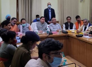 लगातार आपदा पीड़ितों से मिल रहे है सीएम पुष्कर धामी,अधिकारियों को दिए पीड़ितों की समस्याओं को दूर करने के निर्देश