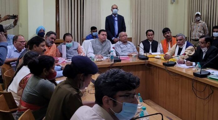 लगातार आपदा पीड़ितों से मिल रहे है सीएम पुष्कर धामी,अधिकारियों को दिए पीड़ितों की समस्याओं को दूर करने के निर्देश