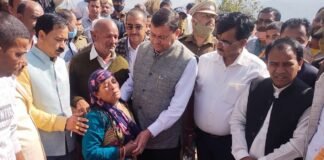चम्पावत के तेलवाडा में आपदा में मृतकों के परिजनों से मिलकर सीएम पुष्कर धामी ने व्यक्त की संवेदना