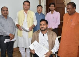 तेनजिंग नोर्गे राष्ट्रीय साहसिक अवार्ड से सम्मानित मध्य प्रदेश के दिव्यांग तैराक सत्येंद्र सिंह लोहिया ने की सीएम धामी से की भेंट