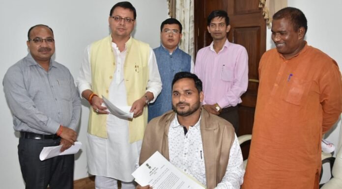 तेनजिंग नोर्गे राष्ट्रीय साहसिक अवार्ड से सम्मानित मध्य प्रदेश के दिव्यांग तैराक सत्येंद्र सिंह लोहिया ने की सीएम धामी से की भेंट