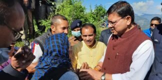 मुख्यमंत्री पुष्कर धामी पहुंचे आपदा प्रभावित डुंग्री गांव,अतिवृष्टि एवं भूस्खलन में लापता लोगों के स्वजनों से भेंट कर दी सांत्वना
