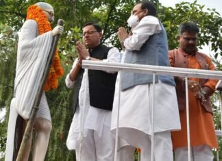मुख्यमंत्री पुष्कर धामी ने राष्ट्रपिता महात्मा गांधी एवं पूर्व प्रधानमंत्री लाल बहादुर शास्त्री को दी श्रद्धांजलि