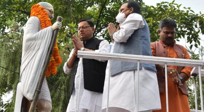 मुख्यमंत्री पुष्कर धामी ने राष्ट्रपिता महात्मा गांधी एवं पूर्व प्रधानमंत्री लाल बहादुर शास्त्री को दी श्रद्धांजलि