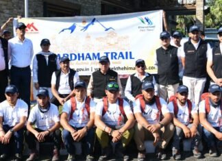 उत्तराखंड-चारधाम के पुराने मार्गों को खोजने निकला 25 सदस्यों का दल,सीएम पुष्कर धामी ने हरी झंडी दिखाकर किया रवाना