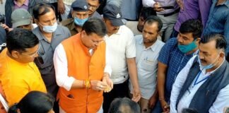 मुख्यमंत्री पुष्कर धामी ने खटीमा मंडी में धान क्रय केन्द्रों का किया निरीक्षण,सुनी किसानों की समस्यायें