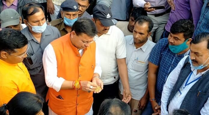 मुख्यमंत्री पुष्कर धामी ने खटीमा मंडी में धान क्रय केन्द्रों का किया निरीक्षण,सुनी किसानों की समस्यायें