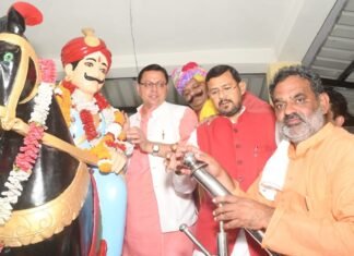 मुख्यमंत्री पुष्कर धामी ने राजा विजय सिंह एवं सेनापति कल्याण सिंह के बलिदान दिवस पर शहीद स्मारक पर पुष्प अर्पित कर दी श्रद्धांजलि