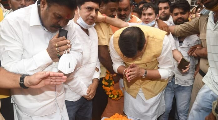 गुवाहाटी में शहीद हुए भारतीय सेना के जवान सोनित कुमार सैनी को श्रद्धांजलि देने पहुंचे सीएम धामी