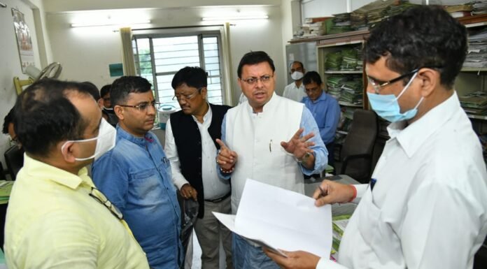 मुख्यमंत्री पुष्कर धामी ने किया मुख्यमंत्री कार्यालय तथा घोषणा अनुभाग का आकस्मिक निरीक्षण