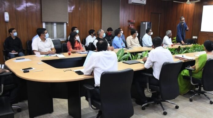 उत्तराखंड में माउंटेनियर्स और ट्रैकर्स के लिए होगी रिस्टबैंड की व्यवस्था,मुख्य सचिव ने पर्यटन विभाग के अधिकारियों को दिए निर्देश