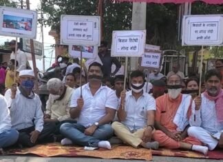 लखीमपुर खीरी की घटना को लेकर कांग्रेस कार्यकर्त्ताओं ने ऋषिकेश में काली पट्टी बांधकर रखा जताया विरोध